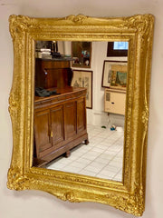 Specchiera lombarda a cabaret in legno intagliato dorato XIX secolo . 133 x 107