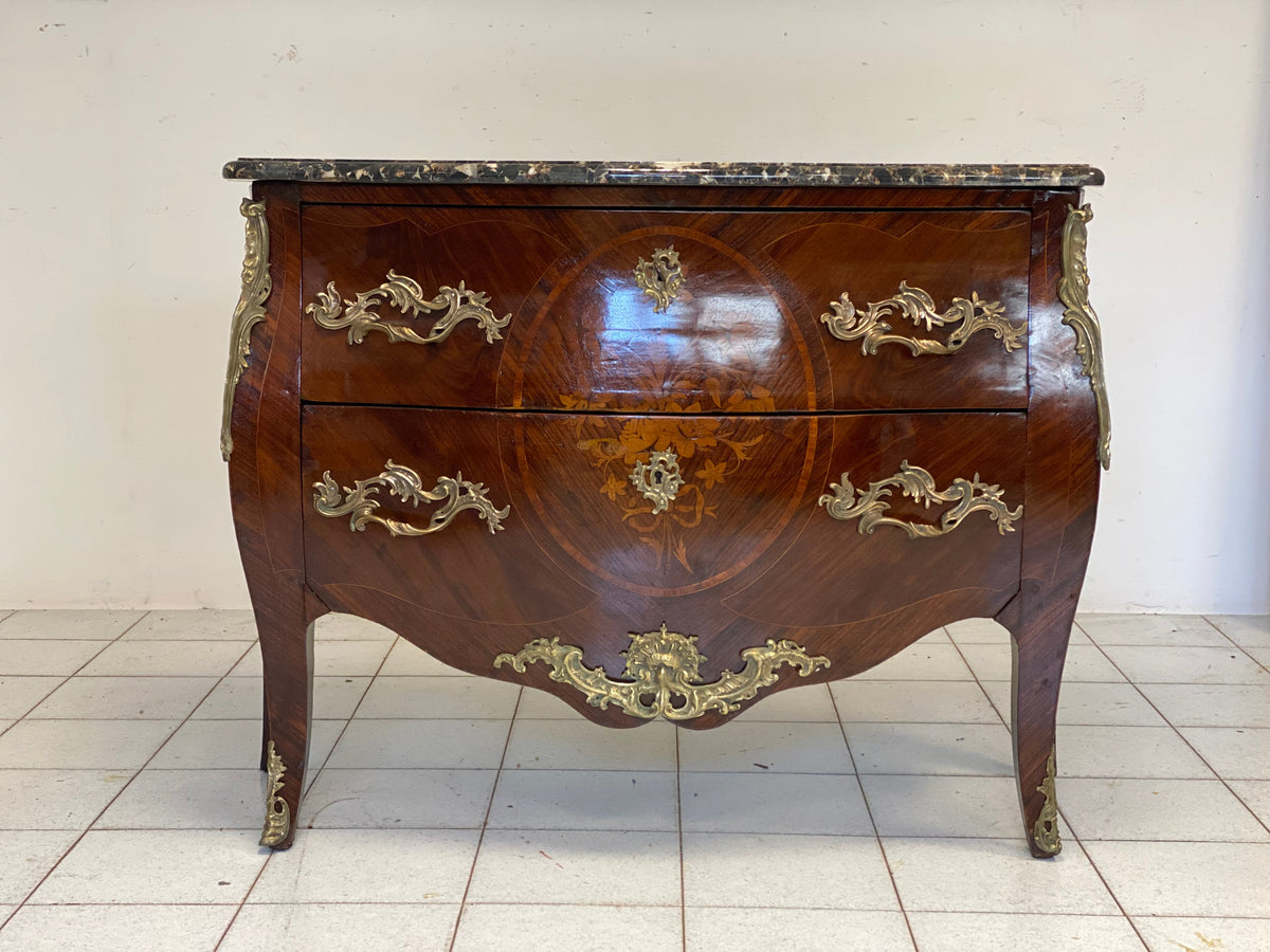 Cassettone
bombato fronte e fianchi Napoleone III   800 restauro eseguito