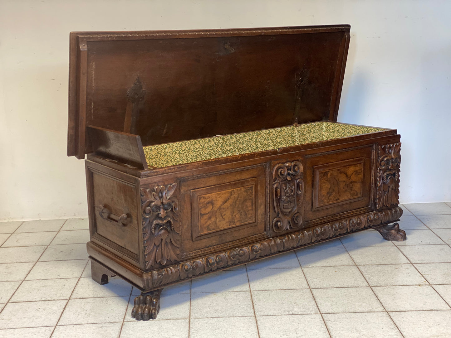 Cassapanca lombarda scolpita . Brescia Bergamo XVII secolo