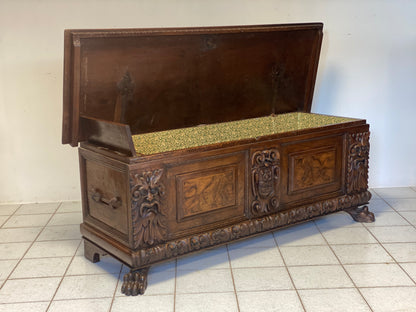 Cassapanca lombarda scolpita . Brescia Bergamo XVII secolo