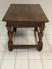 Tavolo a rocchetto in noce. Lombardia XVII secolo