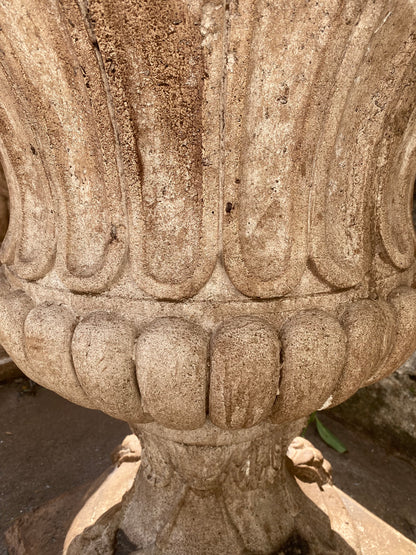 Coppia di grandi vasi in graniglia XX secolo