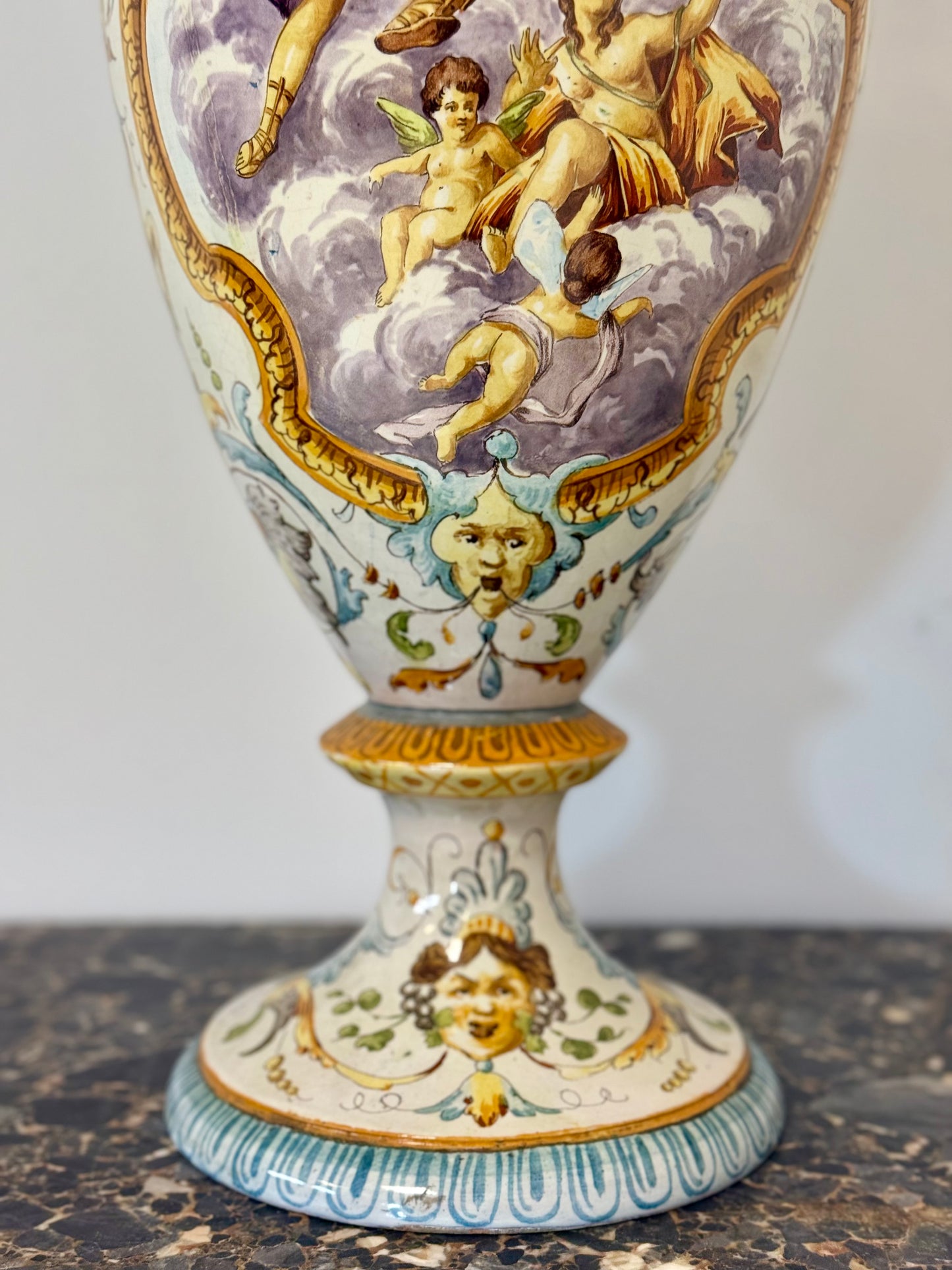 Vaso in maiolica policroma . Giovanni  Mollica Napoli XIX secolo.  Altezza 78 cm
