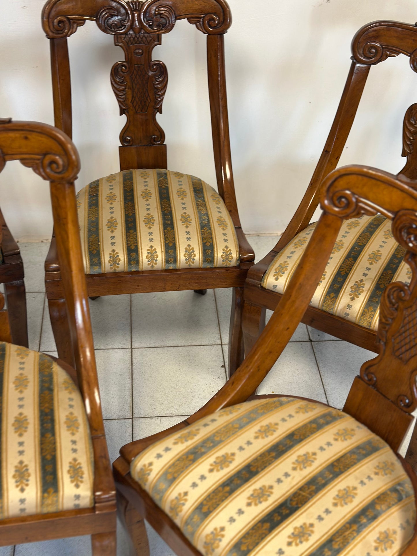 Gruppo di sette sedie a gondola Carlo X lombarde.  Primo 800