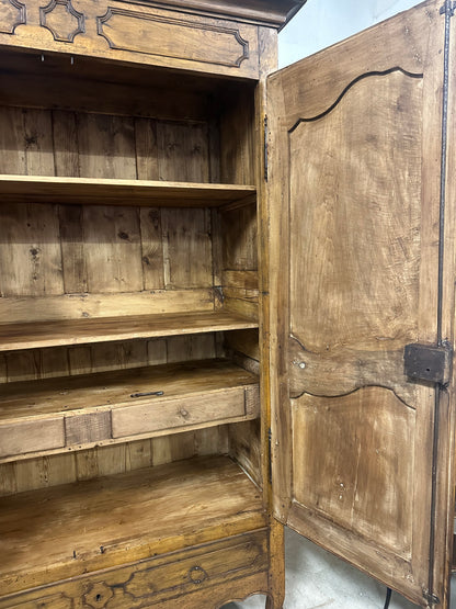 Armadio provenzale in noce . XVIII secolo  ( restaurato )