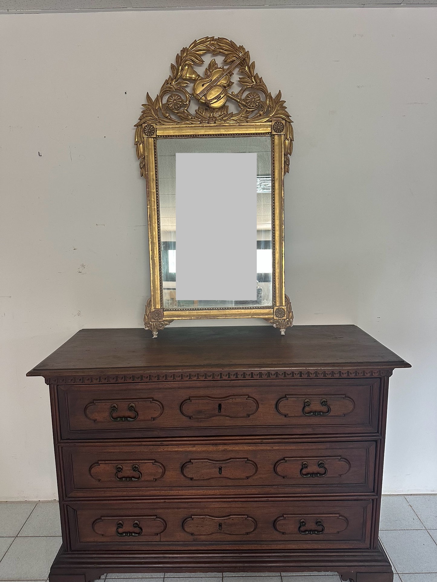 Specchiera in legno intagliato e dorato a foglia.   Toscana epoca impero  prima metà 800