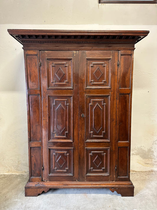 Armadio in noce a due ante pannellate.Lombardia Luigi XIV. XVII secolo