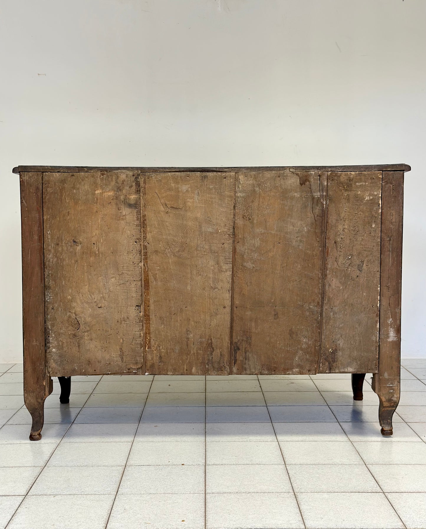 Cassettone sagomato Luigi XV . Brescia inizio XVIII secolo