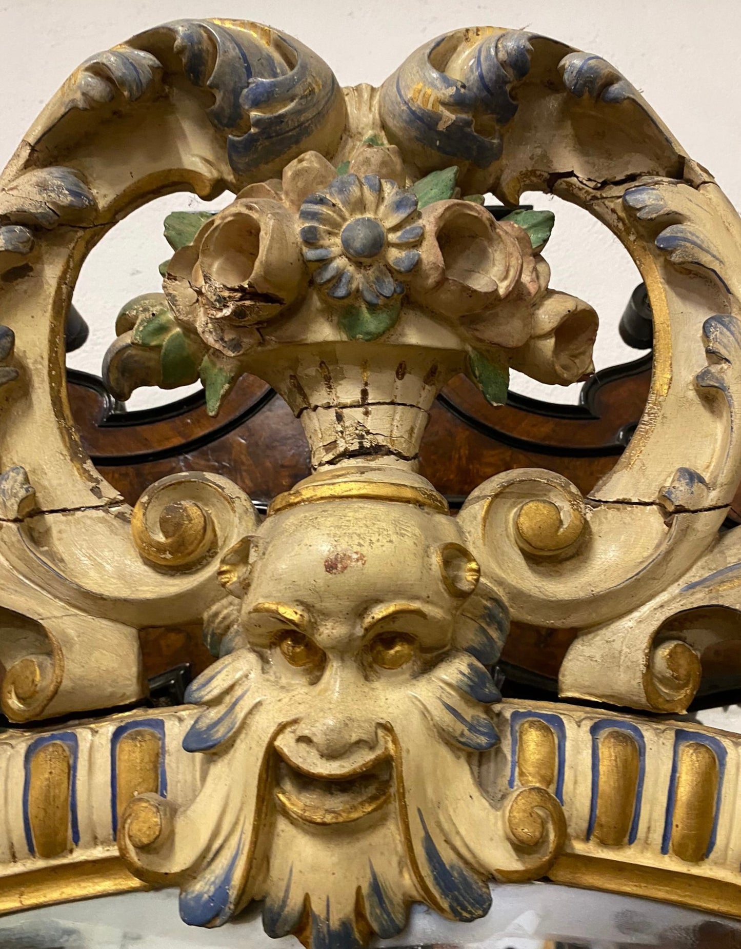 Carved wooden mirror, gilded and lacquered. Lombardy, Piedmont, early 19th century