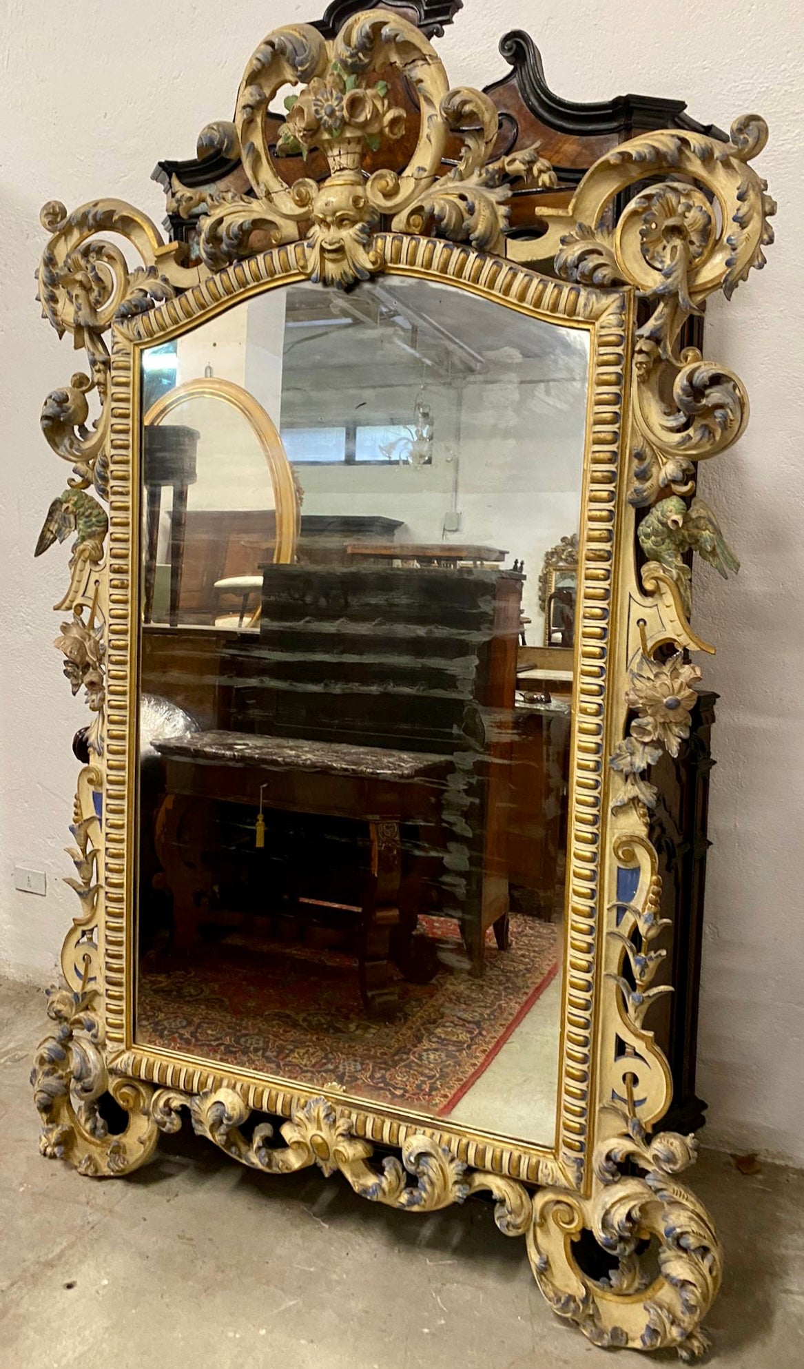 Carved wooden mirror, gilded and lacquered. Lombardy, Piedmont, early 19th century