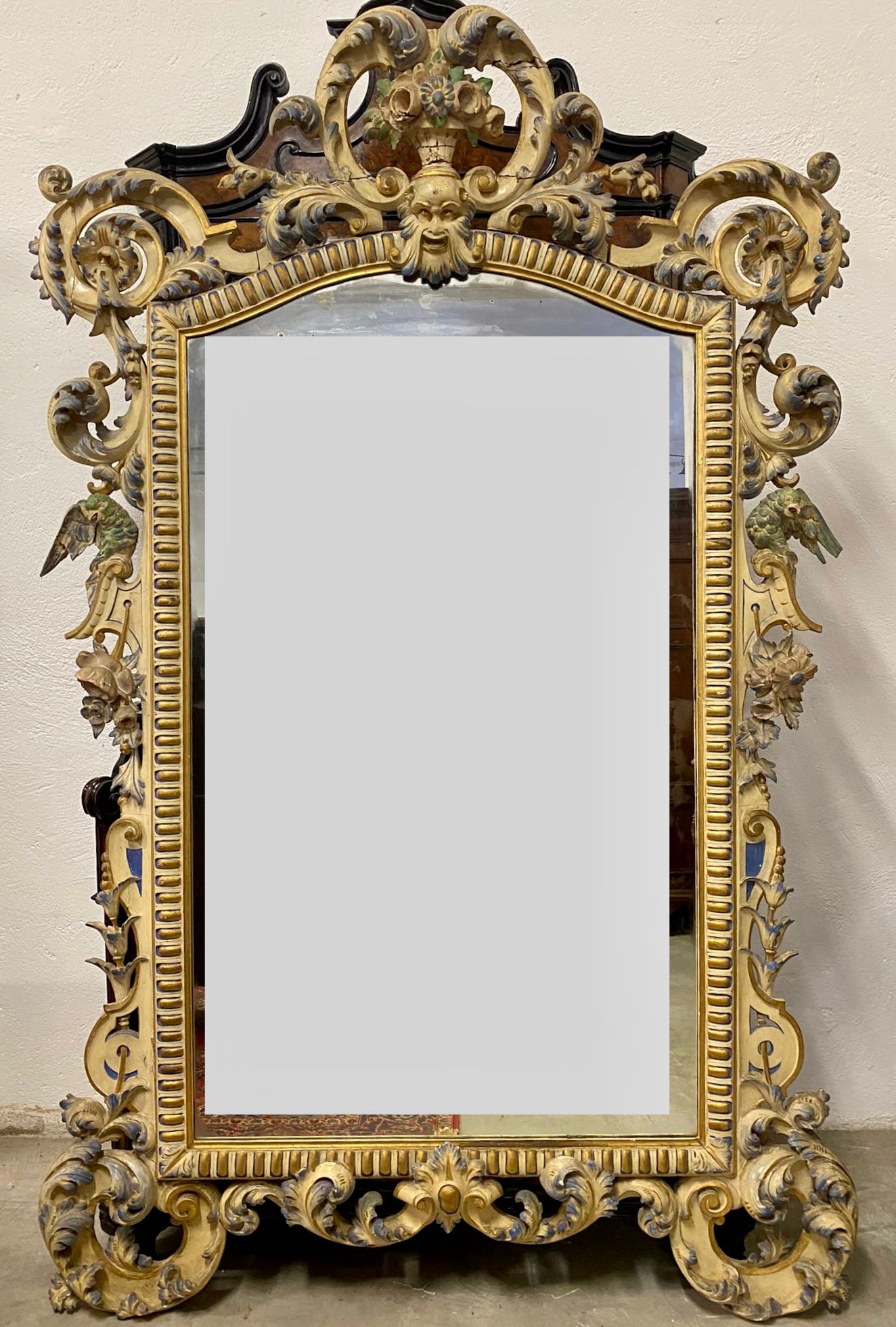 Carved wooden mirror, gilded and lacquered. Lombardy, Piedmont, early 19th century