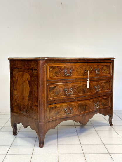 Cassettone sagomato Luigi XV . Brescia inizio XVIII secolo