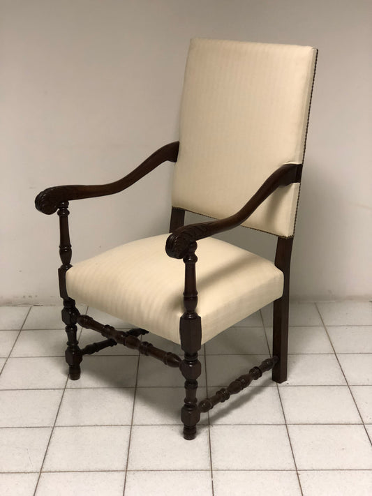 Trono in noce a rocchetto