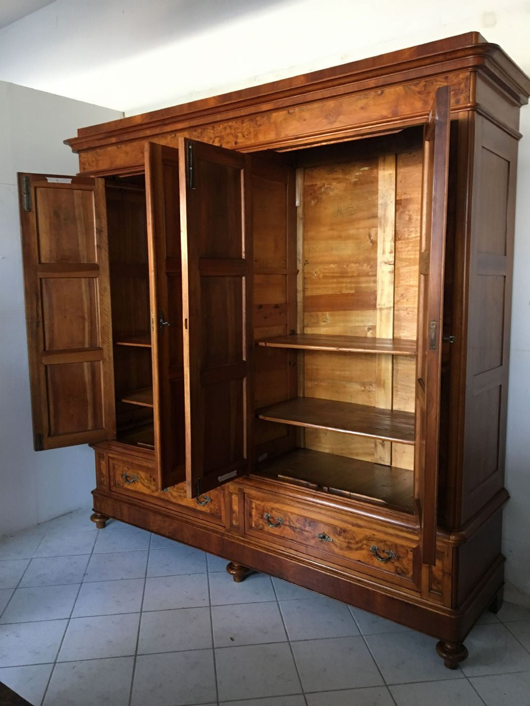 Armadio lombardo noce e radica quattro porte