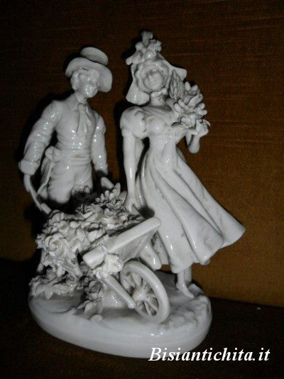 Statuina in porcellana, marcata Capodimonte