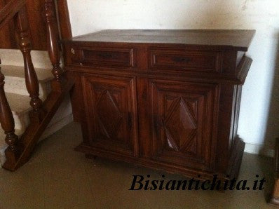 Credenza in noce epoca fine '600 primi '700 bugnata