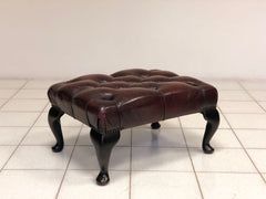Poltrona inglese in cuoio modello bergère con pouf