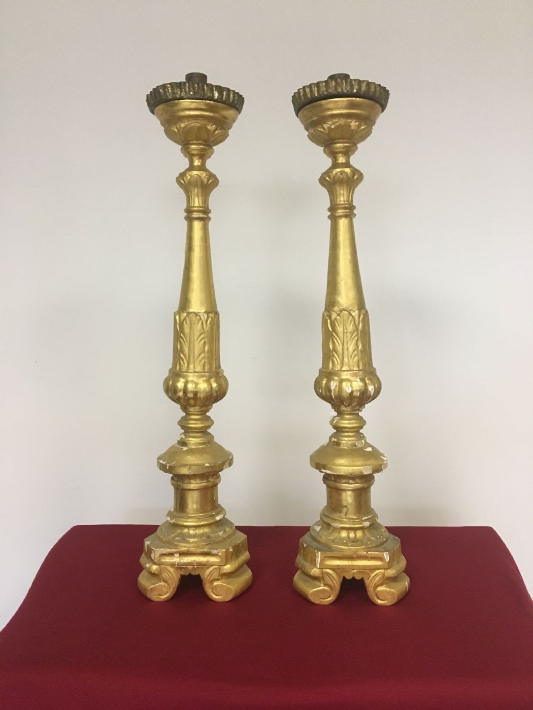 Coppia di candelieri lombardi oro zecchino . Fine 700