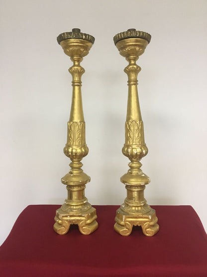 Coppia di candelieri lombardi oro zecchino . Fine 700