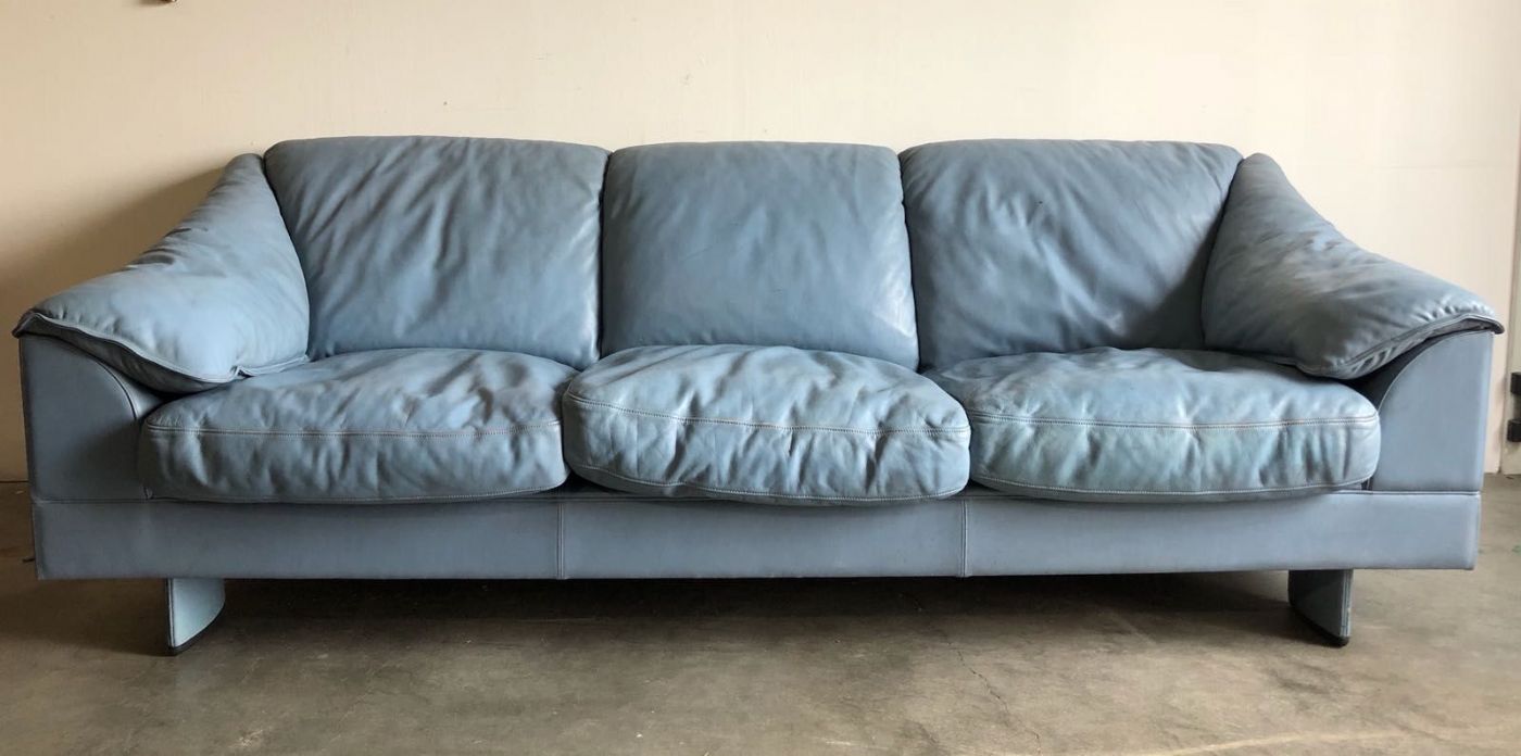 Poltrona Frau. Divano in cuoio tre posti azzurro cielo