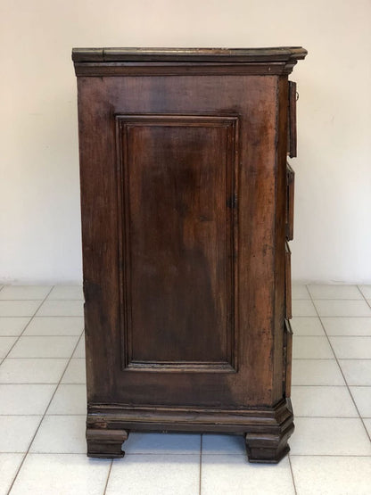 Lombard walnut chest of drawers. 17th century