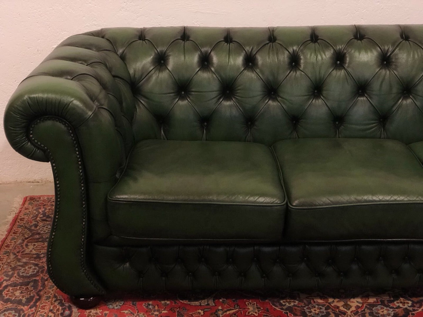 Divano chesterfield tre posti cuoio verde inglese