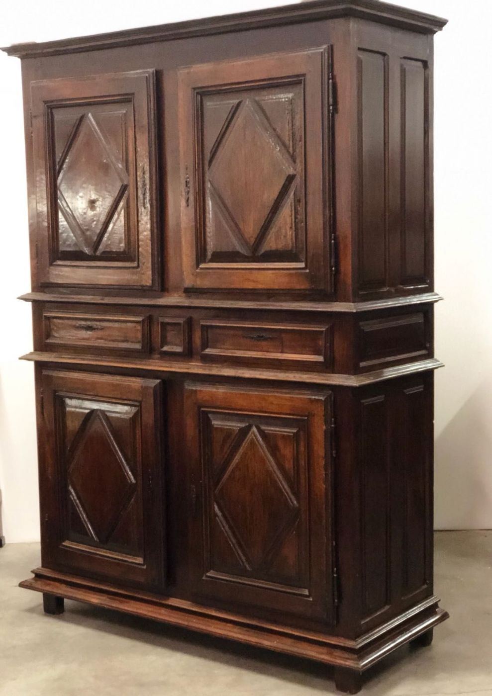 Double body walnut rectory. 17th century