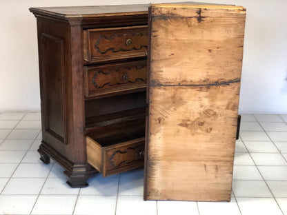 Lombard walnut chest of drawers. 17th century