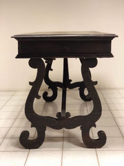 Tavolo scrittoio a lira in noce . XVII secolo
