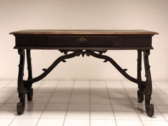 Tavolo scrittoio a lira in noce . XVII secolo