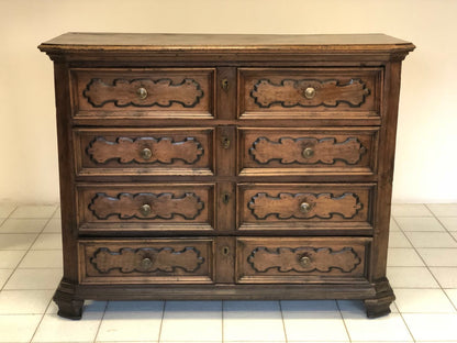 Lombard walnut chest of drawers. 17th century