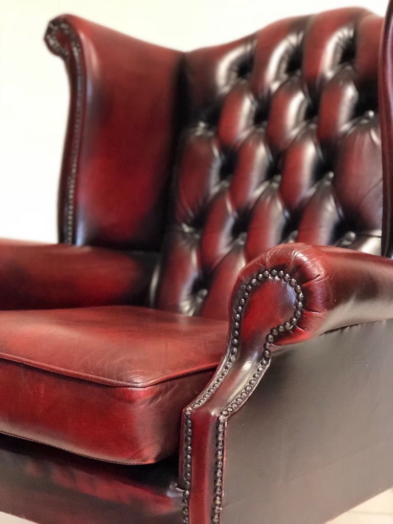 Poltrona inglese in cuoio modello bergère con pouf