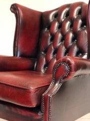 Poltrona inglese in cuoio modello bergère con pouf