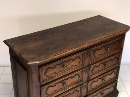 Lombard walnut chest of drawers. 17th century