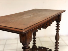 Tavolo rocchetto in noce. XVIII secolo