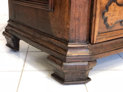 Lombard walnut chest of drawers. 17th century
