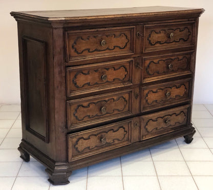 Lombard walnut chest of drawers. 17th century