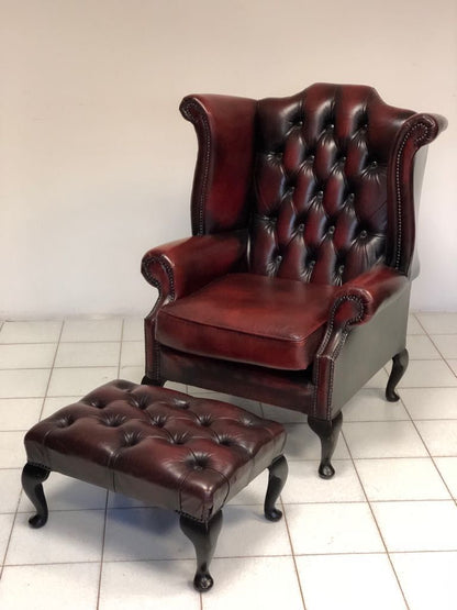Poltrona inglese in cuoio modello bergère con pouf