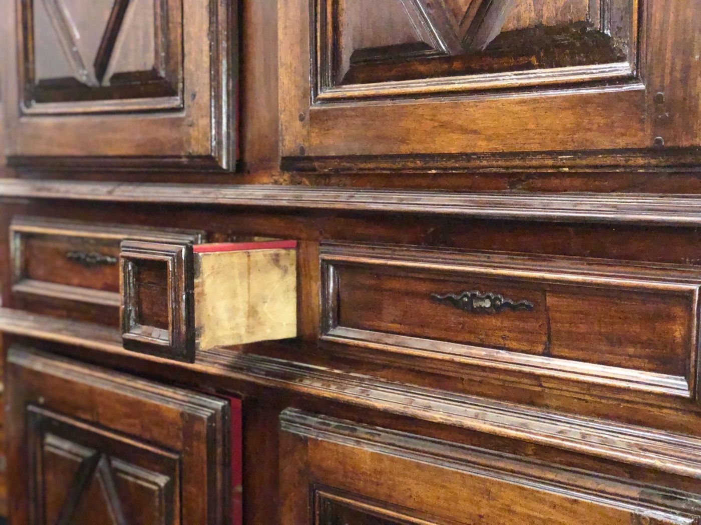 Double body walnut rectory. 17th century
