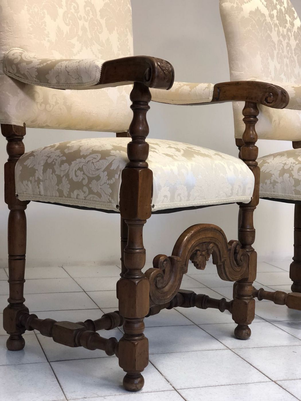 Pair of walnut thrones. Lombardy 18th century