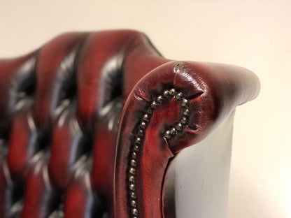 Poltrona inglese in cuoio modello bergère con pouf