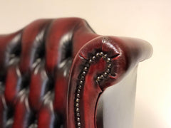 Poltrona inglese in cuoio modello bergère con pouf