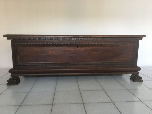 Cassapanca lombarda noce . XVII secolo