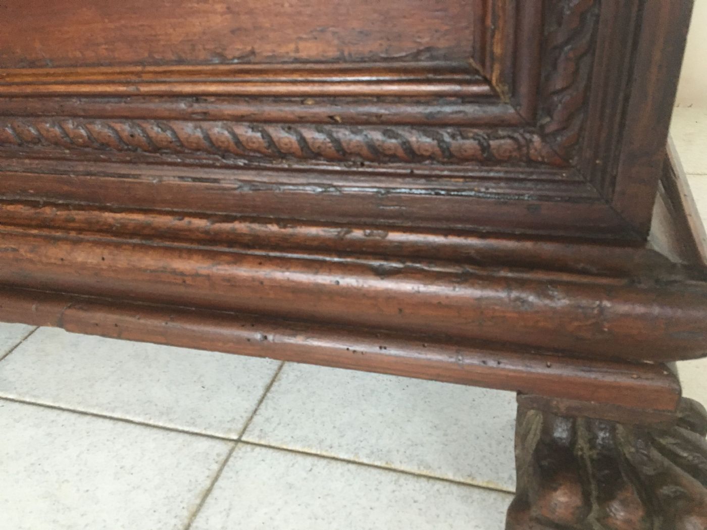 Cassapanca lombarda noce . XVII secolo