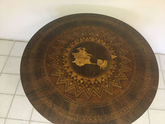 Tavolo intarsiato. Rolo. D 97 cm