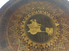 Tavolo intarsiato. Rolo. D 97 cm