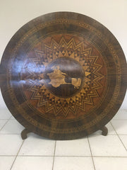 Tavolo intarsiato. Rolo. D 97 cm