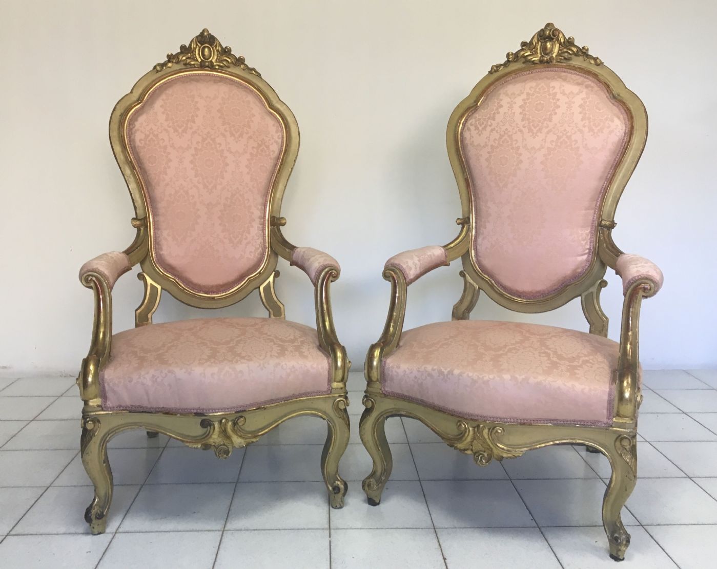 Coppia di poltrone lombarde in oro e lacca