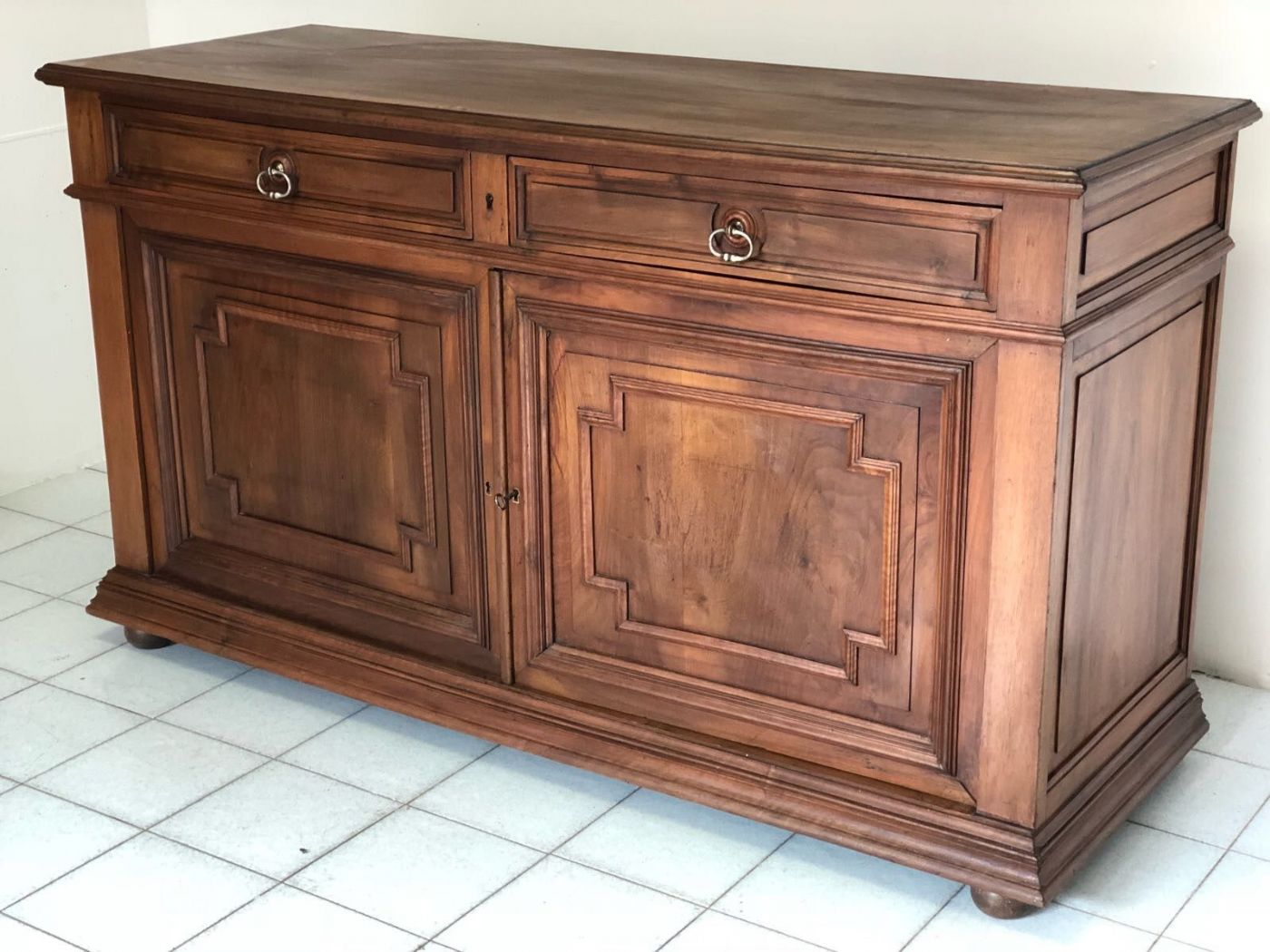 Credenza in noce due porte . L 170 cm
