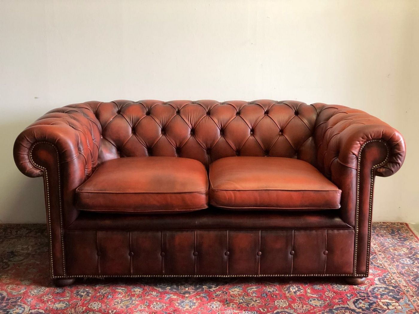 Divano Chesterfield in cuoio mattone . London anni 70